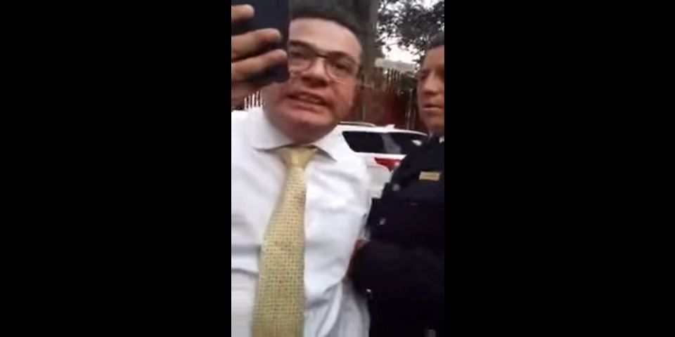 Video: hombre en estado de ebriedad choca, intenta huir y agrede a adulto mayor
