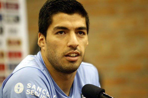 'Luis Suárez es un sinvergüenza, cobarde y atrevido': exagente - Luis-Suarez