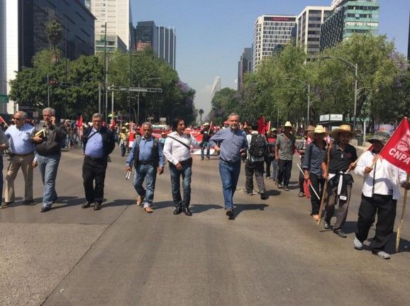 Manifestantes bloquean Reforma y Juárez Manifestantes bloquean Reforma y Juárez