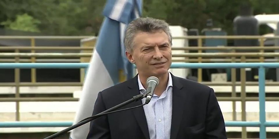 Video: le cae bandera en la cabeza a Macri Video: le cae bandera en la cabeza a Macri