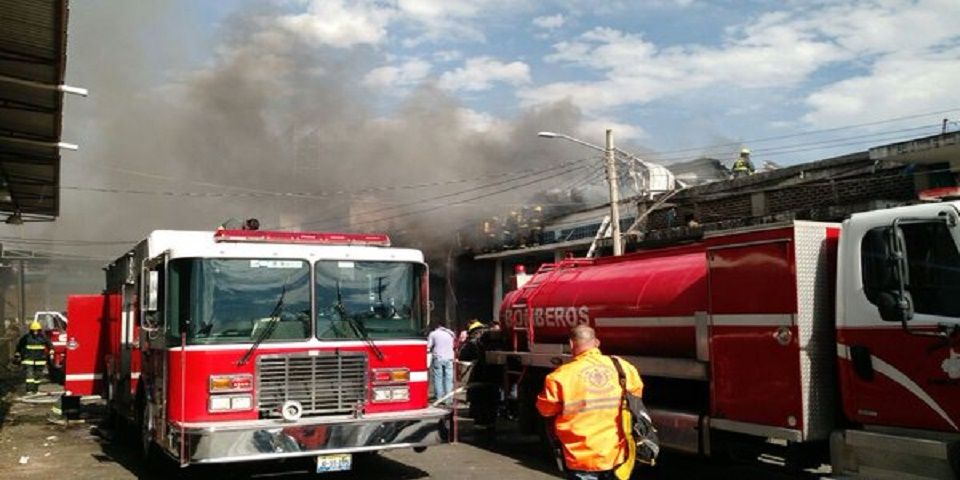Se incendia bodega en Mercado de Abastos de Guadalajara