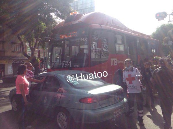 Choque de Metrobús y dos vehículos deja cinco heridos - Metrobús-Xola-2