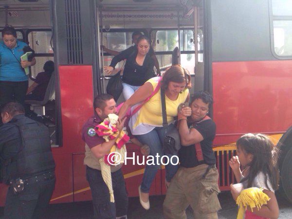 Choque de Metrobús y dos vehículos deja cinco heridos - Metrobús-Xola-4