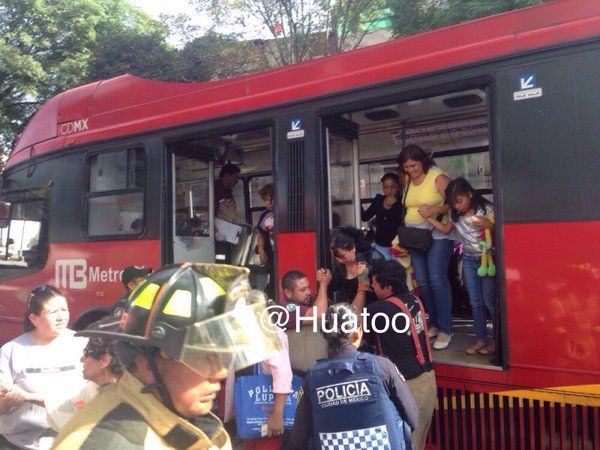Choque de Metrobús y dos vehículos deja cinco heridos - Metrobús-Xola-5