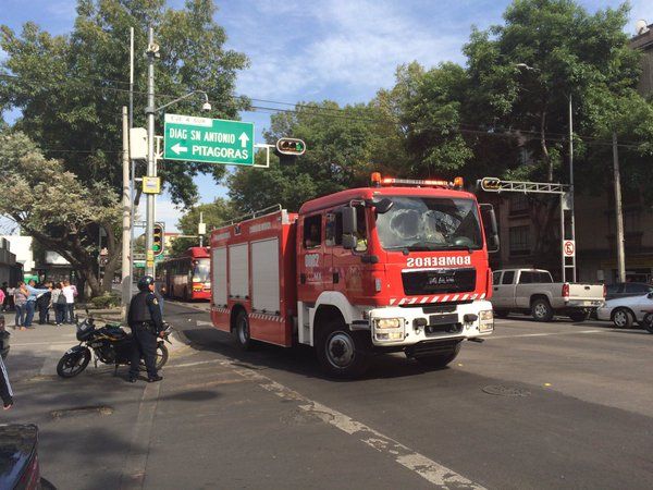 Choque de Metrobús y dos vehículos deja cinco heridos - Metrobús-Xola-7