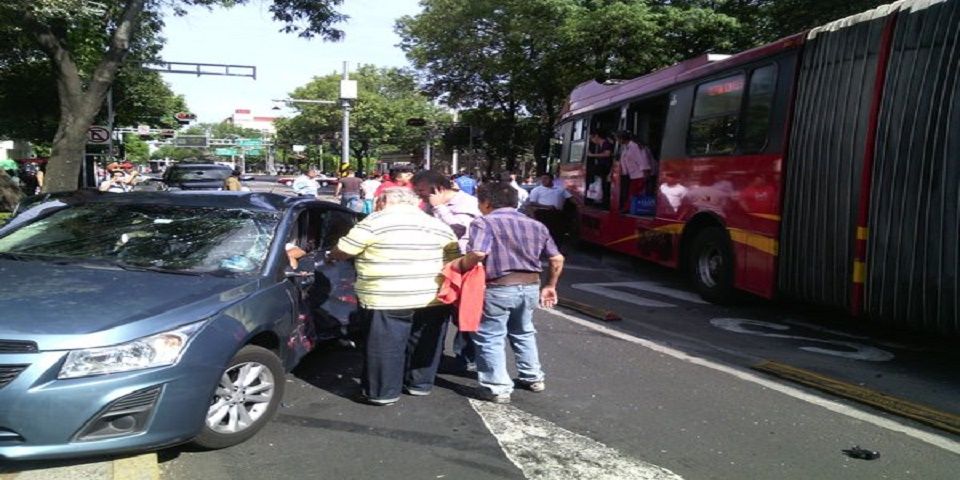 Choque de Metrobús y dos vehículos deja cinco heridos