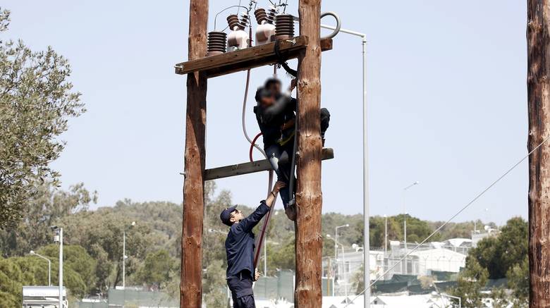 Refugiado amenazó con suicidarse en protesta por acuerdos migratorios europeos - Migrante-Pakistan-2