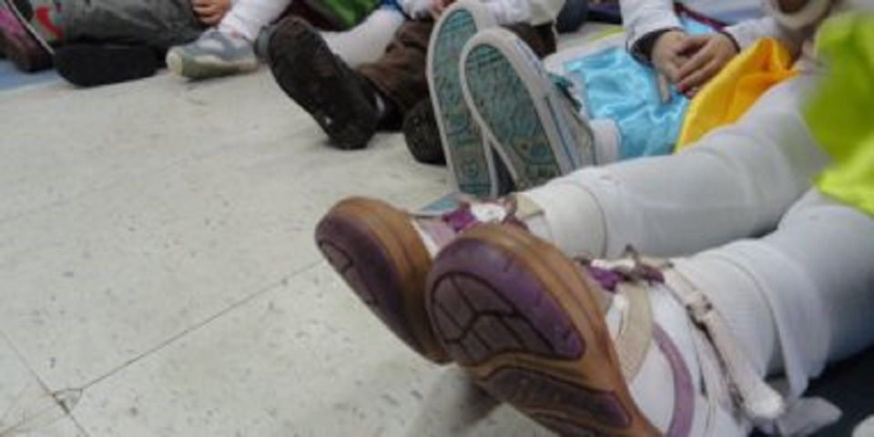 Despiden a profesora por amordazar a alumno de kinder