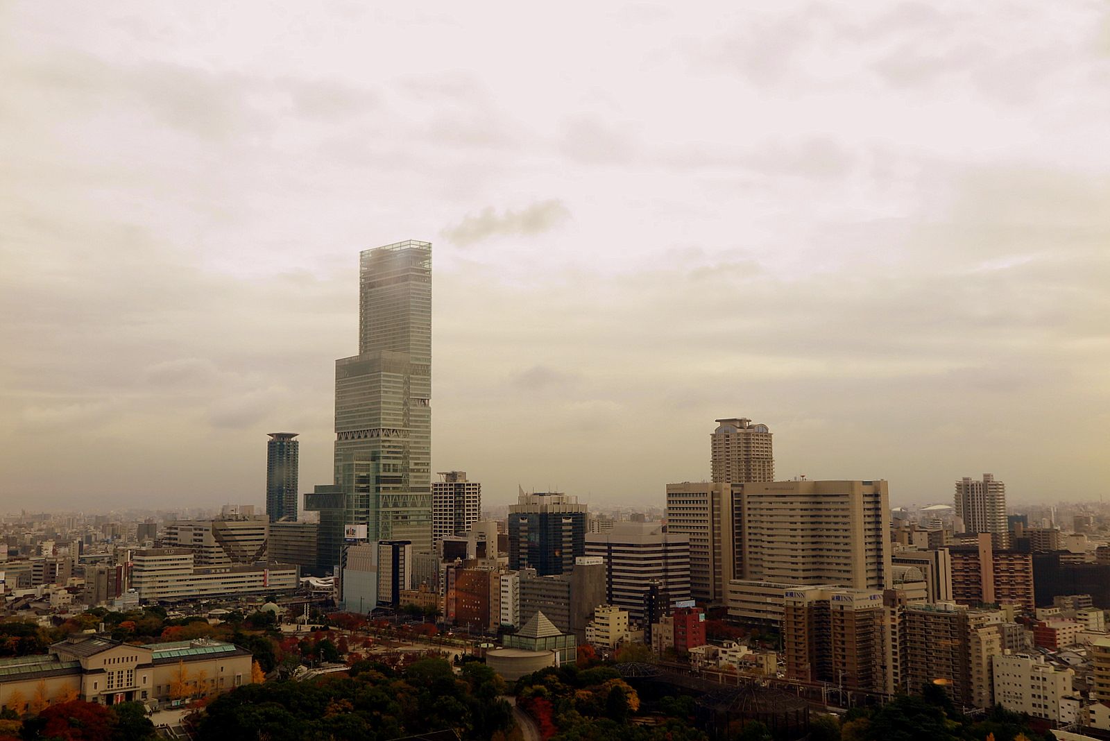 Niña se lanza de edificio por ver un DVD en Japón