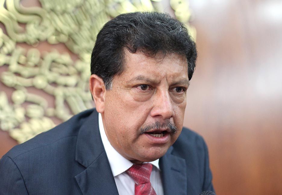 Video: hijo de diputado enciende cigarros con un billete - Oscar-Bautista-diputado-SLP-Heraldo-SLP