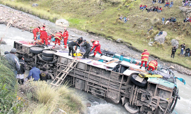 Mueren 23 en accidente carretero en Perú - PErú-accidente-2