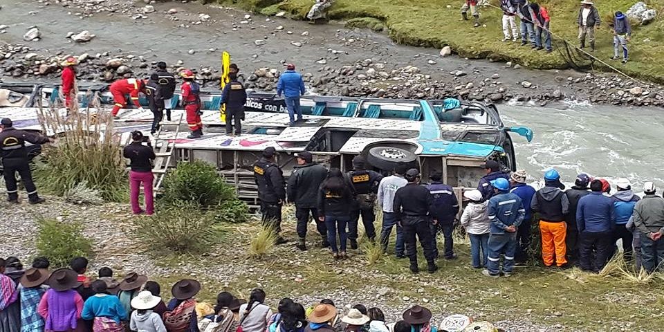 Mueren 23 en accidente carretero en Perú