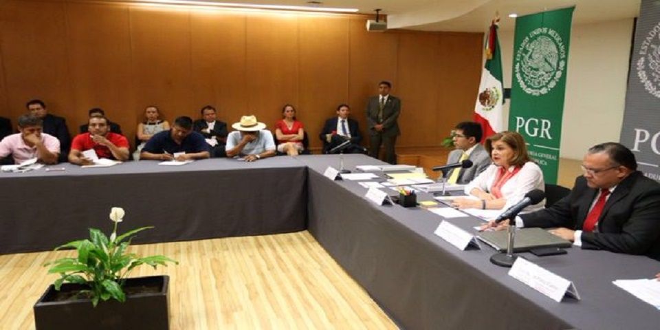 Gobierno federal y padres de normalistas alcanzan acuerdos para investigación