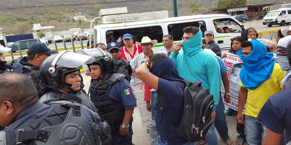 Bloquean Autopista del Sol padres de los normalistas