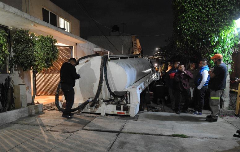 Pipa se hunde en socavón en Iztapalapa