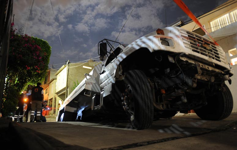 Pipa se hunde en socavón en Iztapalapa - Pipa_Hundimiento_3