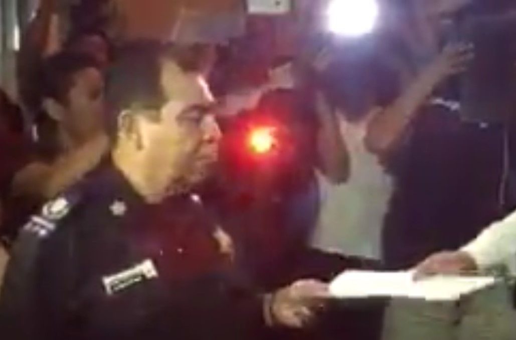 Exigen renuncia de mando que usó patrulla para ir al super - Policias-Queretaro-pliego-petitorio