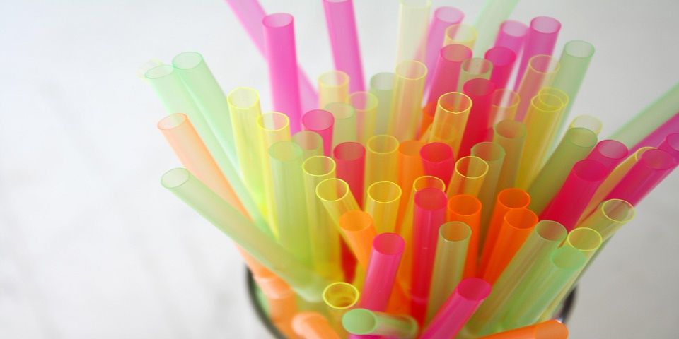 ¿Por qué no se deben usar popotes?