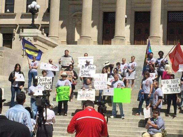 Empresas de Mississippi podrán negar servicios a homosexuales - Protestas-contra-mississipi-ley-HRC