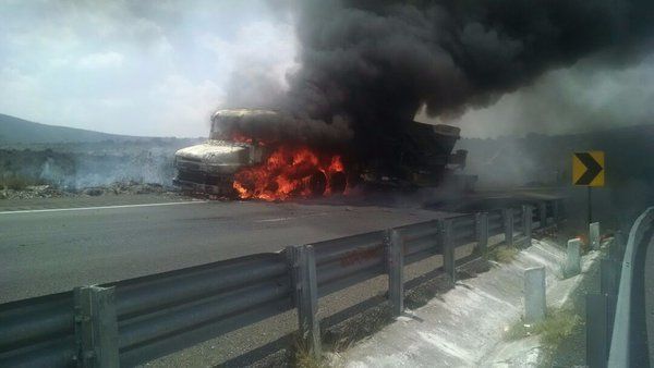 Se incendia tráiler en Autopista Puebla-Orizaba