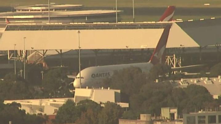 Avión dio vueltas en círculos por horas para aterrizar de emergencia - Qantas-9News