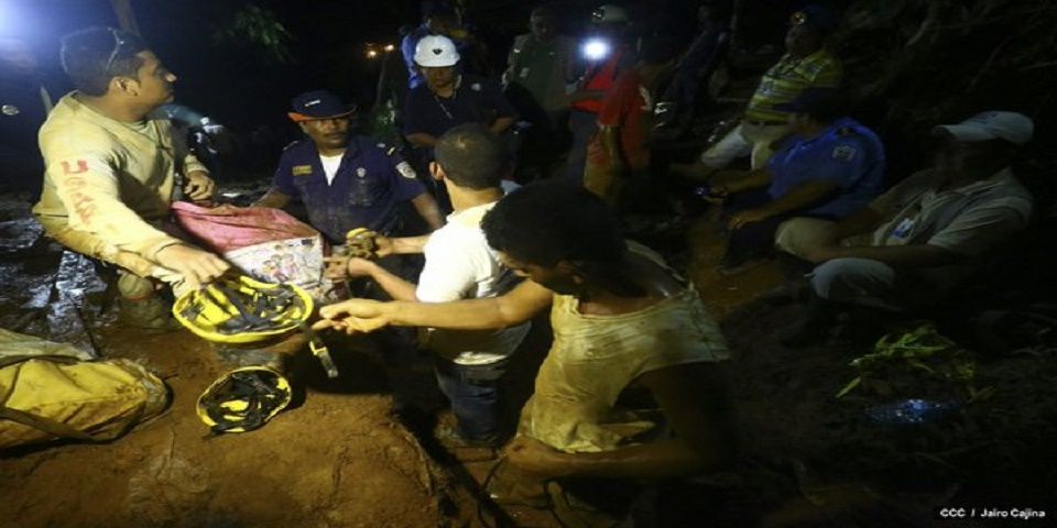 Rescatistas mexicanos salvan a 12 personas en Ecuador