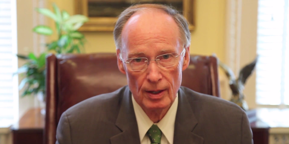 Gobernador olvida cartera y usa helicóptero para recuperarla