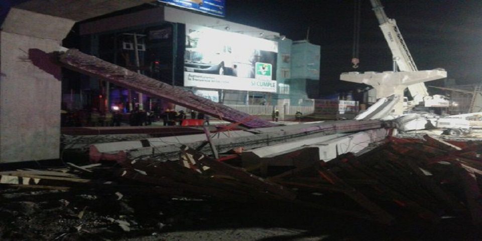 Caída de puente en construcción deja un muerto en Pachuca