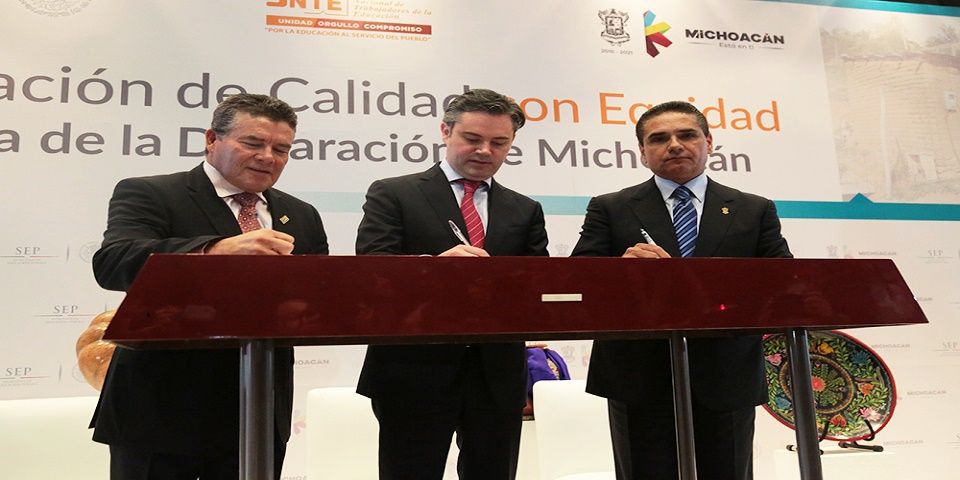 Firman acuerdo para abatir rezago educativo en Michoacán