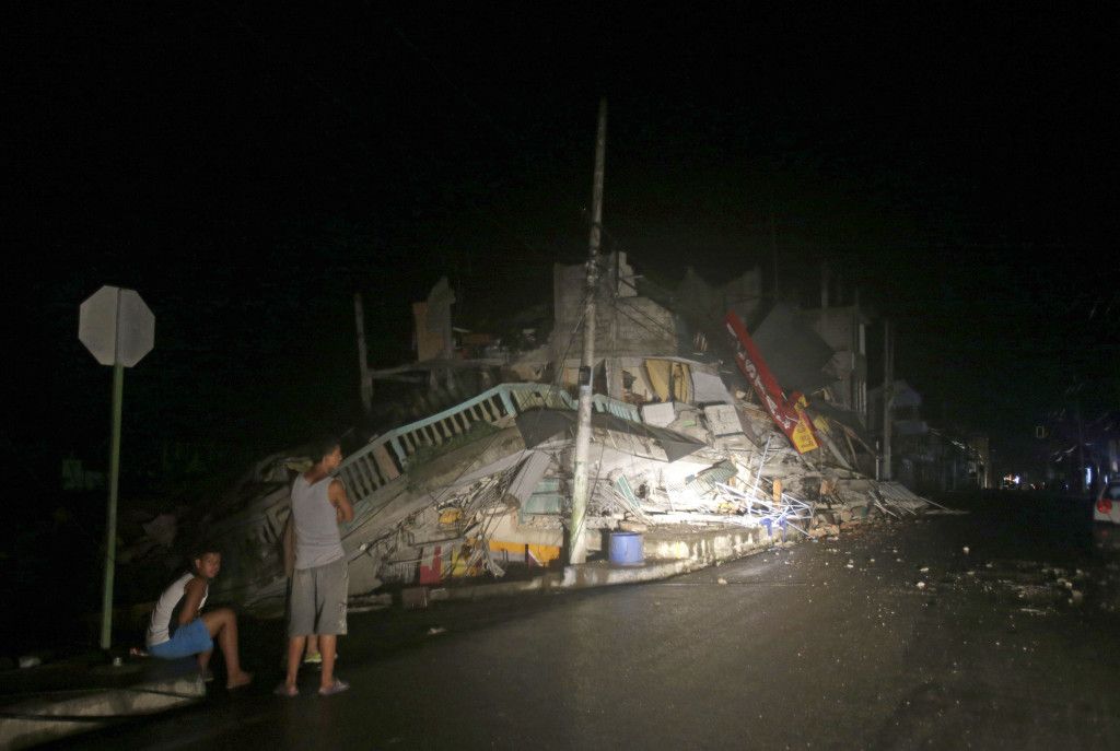 Suman 233 muertos por terremoto en Ecuador - SOP-AP-SPANI-SPAN-EC_Cast-2-1024x687