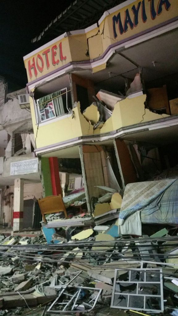 Suman 233 muertos por terremoto en Ecuador - SOP-AP-SPANI-SPAN-EC_Cast-3-576x1024