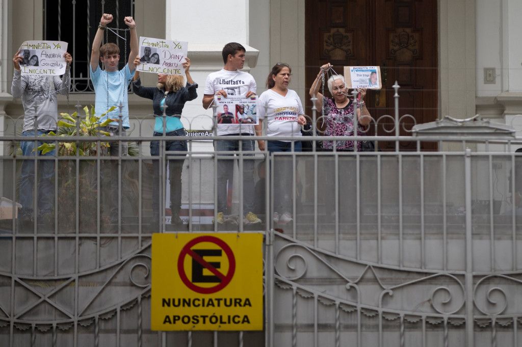 Toman opositores venezolanos Nunciatura para pedir mediación del papa Francisco - SOP_AP_SPANI_SPAN__VEN_SPANXFLL102_VENEZUELA_NUNCI...__adan.delacruz@lopezdoriga.com_1-1024x681