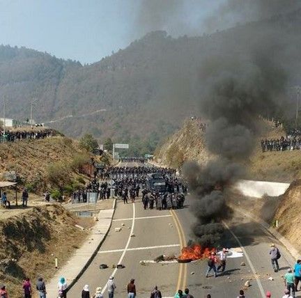 Chocan maestros de la CNTE con la Policía Federal en Chiapas - Screenshot_15-3