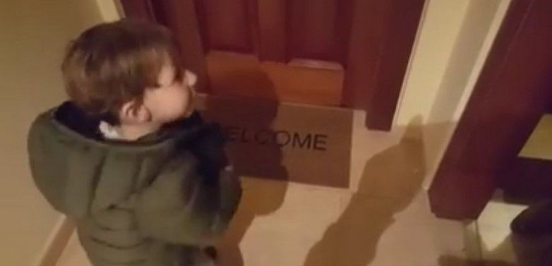 Video: niño deletrea welcome a su manera Video: niño deletrea welcome a su manera