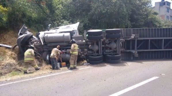 Volcadura de tráiler en la México-Toluca - Screenshot_19-2