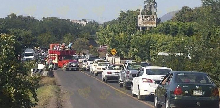 Bloqueos y enfrentamientos en Apatzingan deja 12 detenidos