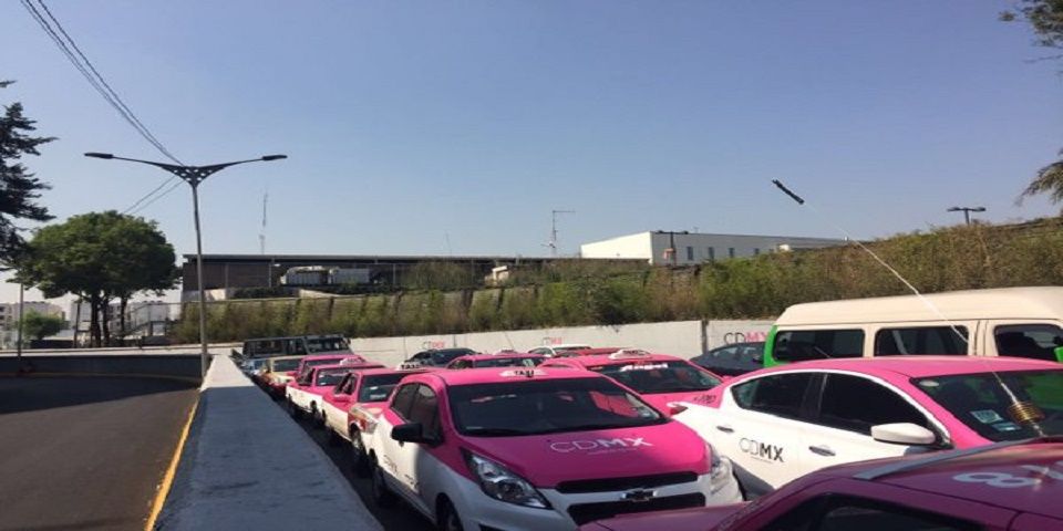 Taxistas bloquean diversos puntos en protesta por Hoy No Circula