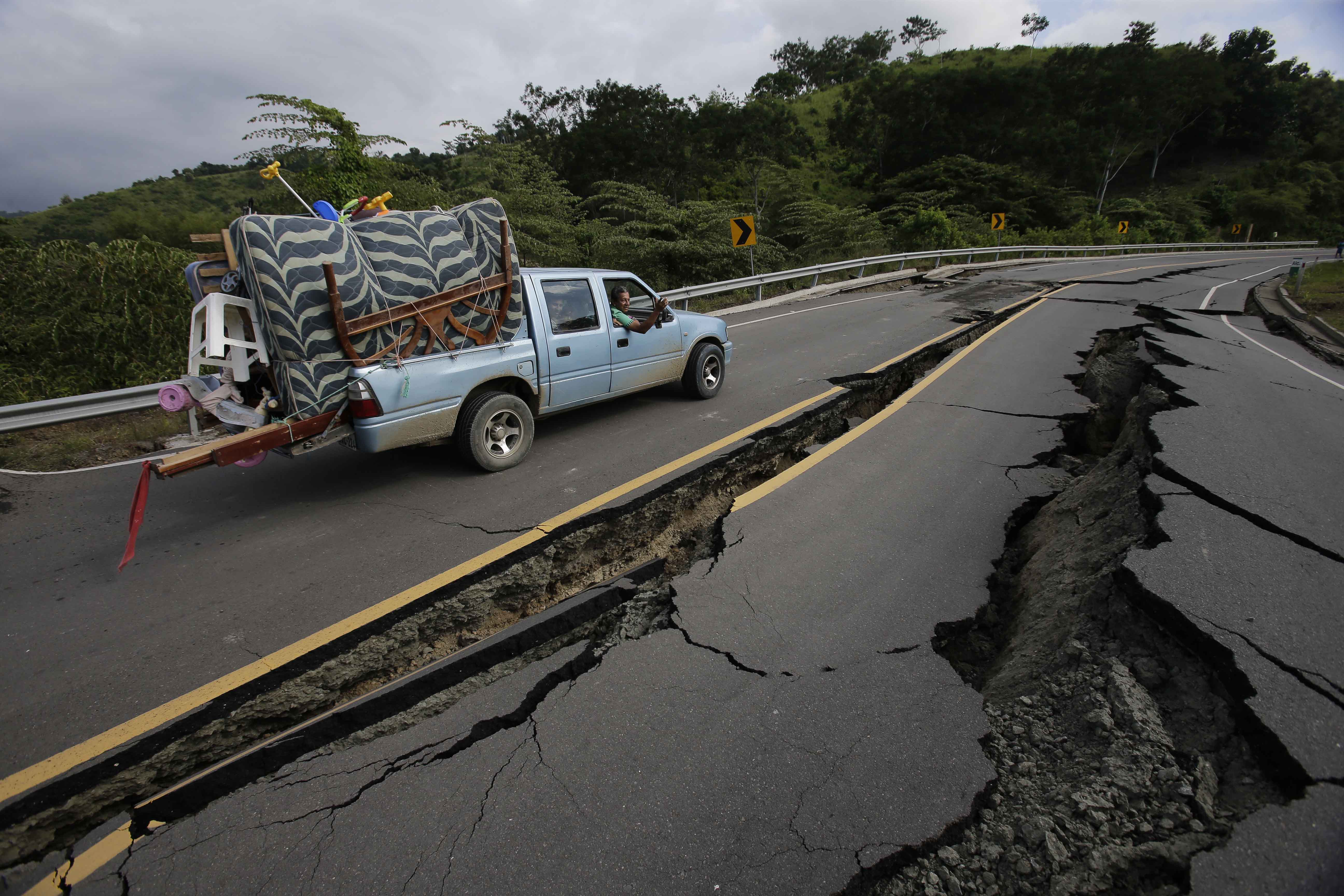 Réplica de magnitud 6 sacude a Ecuador - Terremoto-9