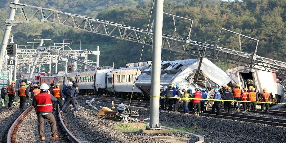 Un muerto y ocho lesionados por descarrilamiento de tren en Corea del Sur