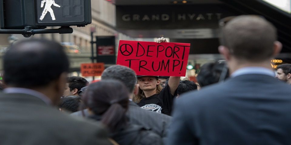 Hispanos se unen a protesta contra Trump en Nueva York