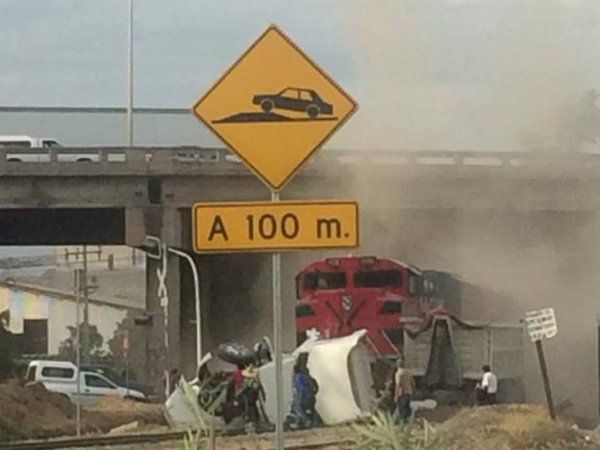 Chocan tren y tráiler en Jalisco - Tráiler-Tren-Jalisco-2