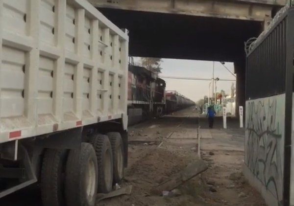Chocan tren y tráiler en Jalisco - Tráiler-Tren-Jalisco-3