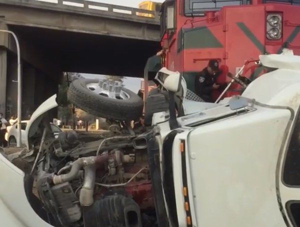 Chocan tren y tráiler en Jalisco - Tráiler-Tren-Jalisco-4