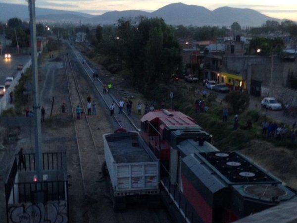 Chocan tren y tráiler en Jalisco - Tráiler-Tren-Jalisco