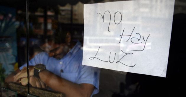 Burócratas venezolanos solo trabajarán dos días a la semana - Venezuela-cortes-electricos