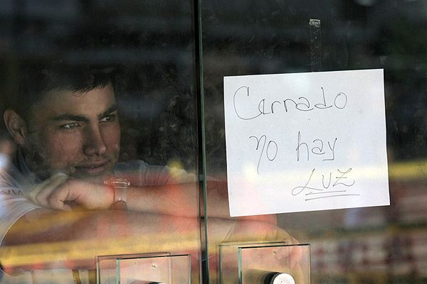 Burócratas venezolanos solo trabajarán dos días a la semana