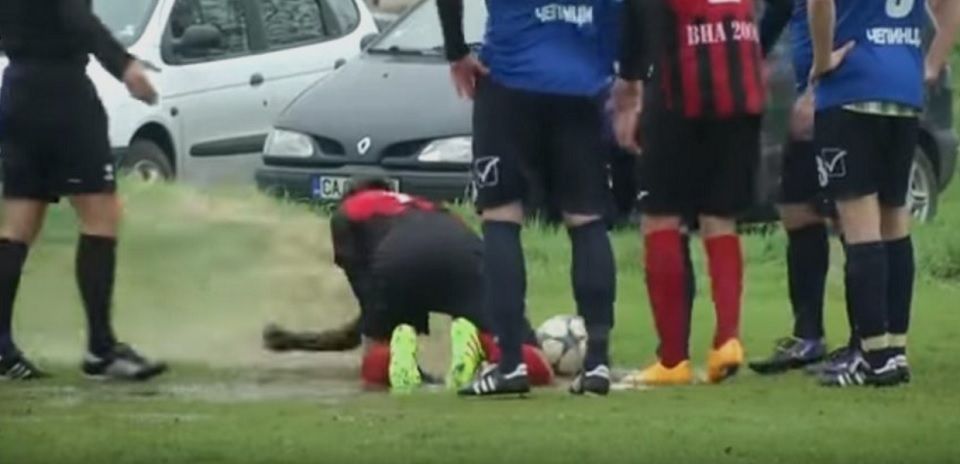 Video: charco de agua provoca insólita pelea