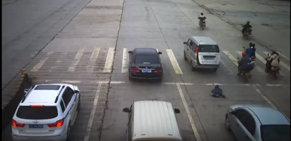 Video: niño cae de camioneta y es atropellado por otro coche