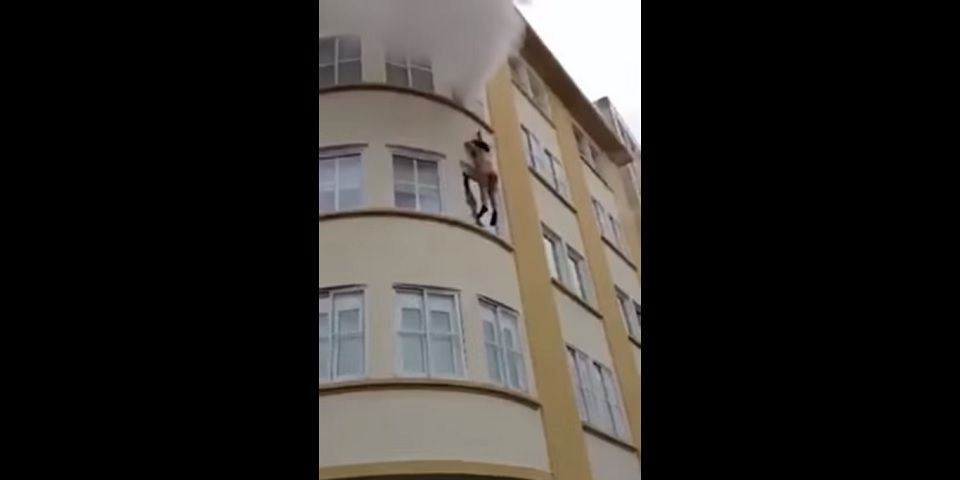 Video: el dramático salto de una mujer para salvarse de un incendio