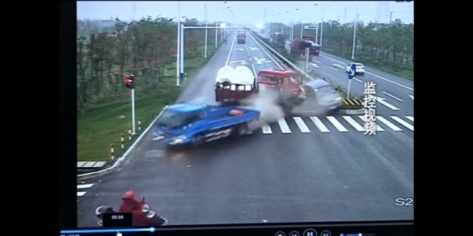 Video: motociclista salva milagrosamente la vida